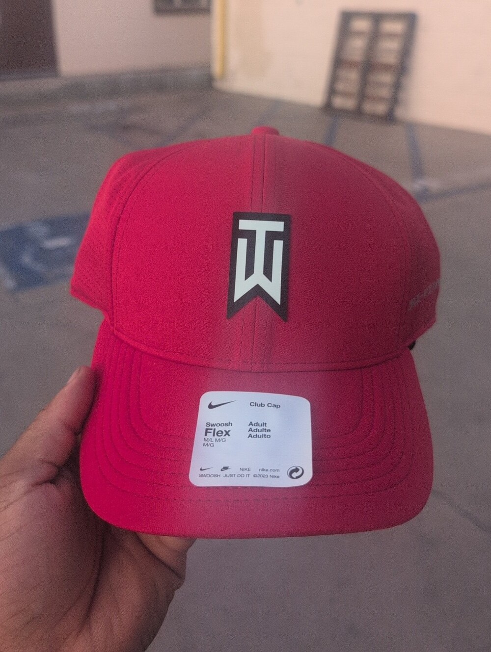 Nike TW Red Swoosh Flexfit Club Hat - Men Size M/L NWT